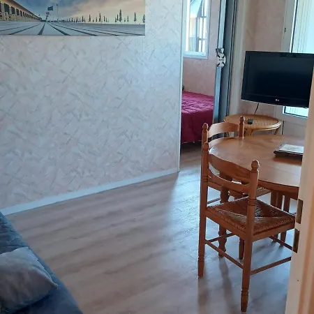 2 Pieces Avec Balcon A 2 Pas De La - Fr-1-712-4 Villers-sur-Mer